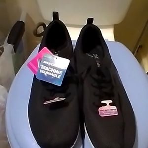 Women Skechers Air cooled Memory foam sneakers New with tags Size 10